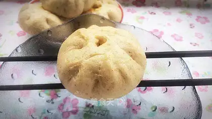 All-Mike three-swiss vase buns