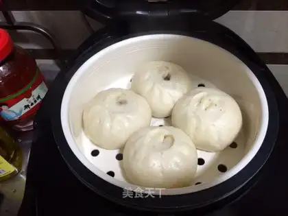 Bean-fruit bun