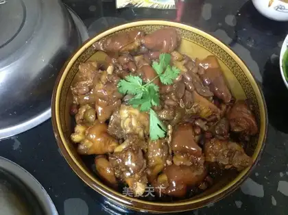Pork hoof stew peanuts