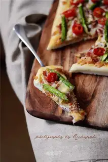 Tuna bacon pizza
