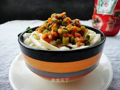 Cheese sauce and noodles