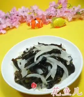 White onions, black wood