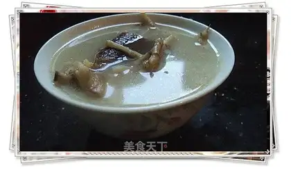 Houttuynia and crucian carp soup