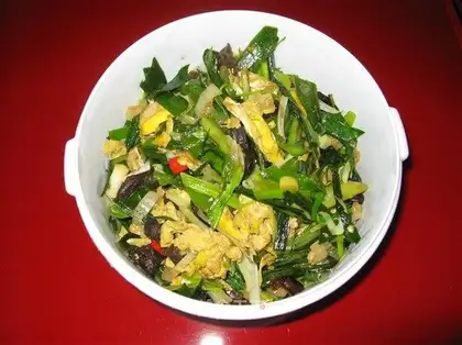 Scrambled eggs with garlic sprouts and fungus