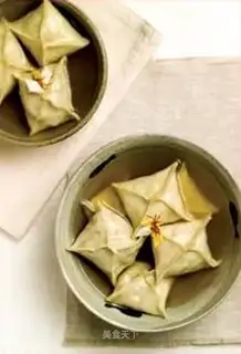 Chinese vegetarian dumpling soup