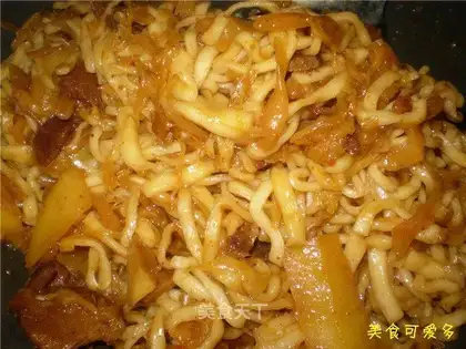 Braised noodles with pork and Chinese cabbage
