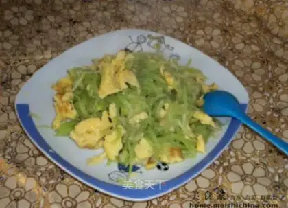 Scrambled eggs with lettuce