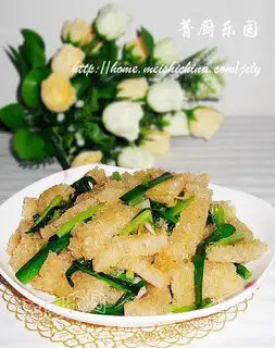 stir-fried celery and green garlic with pork skin