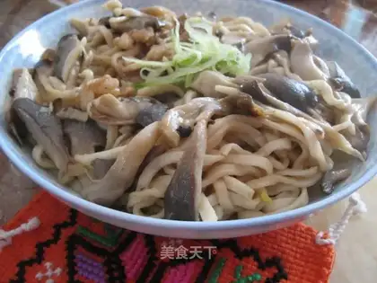 Braised noodles with mushroom meat