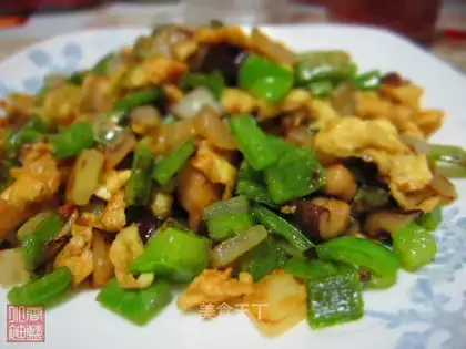 Scrambled eggs with onion and green pepper