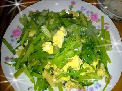 Fried celery with eggs