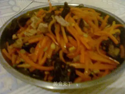 stir-fried pork with fungus and shredded carrot