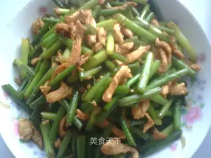 Shredded chicken with garlic sprouts