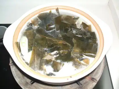 Ribs and seaweed soup
