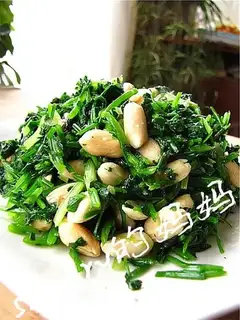 coriander mixed with peanuts