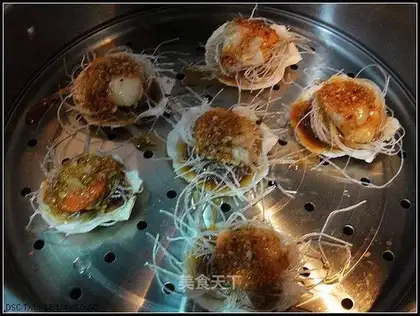 Steamed scallops with vermicelli and garlic