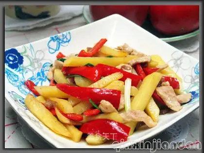 Sliced pork slices and fried chips
