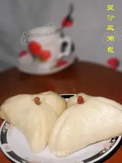 Triangle buns with bean paste