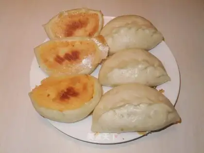 Pan-fried buns with leek and pork