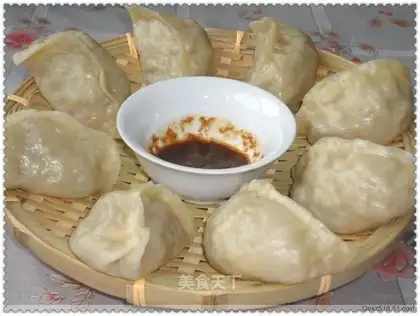 Hot noodles, shredded radish and oyster buns