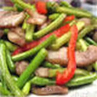 stir-fried pork noodle with garlic heart