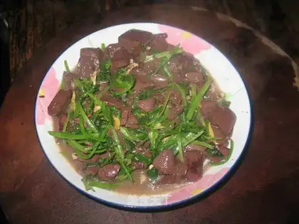 stir-fried pork red with celery