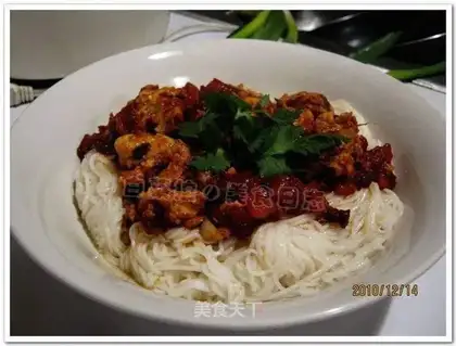 Mixed noodles with tomato and egg