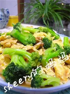 Scrambled eggs with broccoli