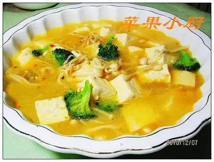 Tofu soup with chopped pepper and golden needle