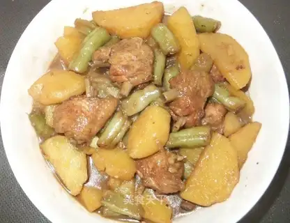 Chicken wings with potatoes and kidney beans