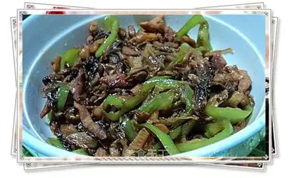 Stir fried sweet plum vegetables with shredded pork and pepper