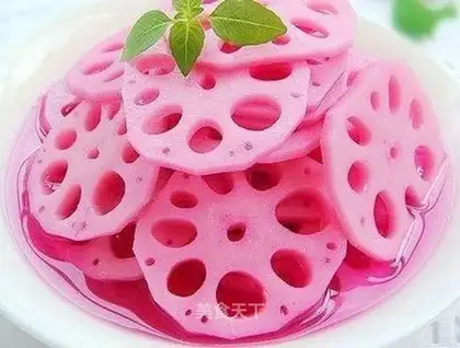 Rouge lotus root slices