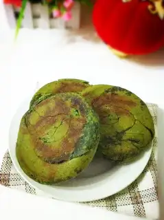 Vegetable pie with black sesame sauce