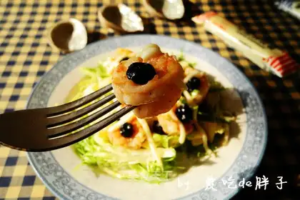 Blueberry shrimp salad