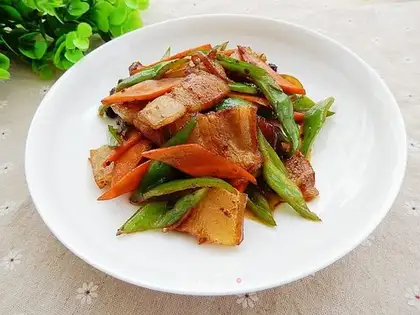 Carrot green peppers for five flowers