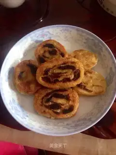 Yellow rolls with dates