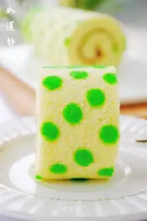 Green side rolls of cake