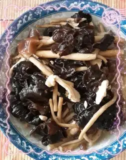 Tea mushrooms, black wood, chicken