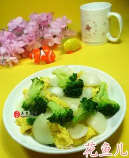 White onion broccoli fried eggs