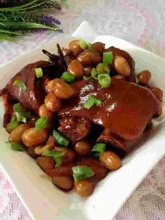 Peanut pig hoof