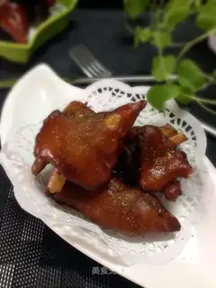 It's roasted with pigs' feet