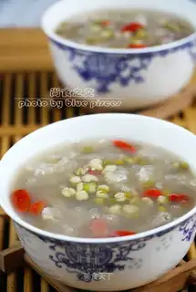 Sweet green bean silver ear soup