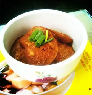 A red-burned sour chicken