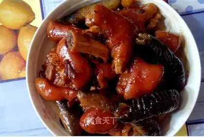 Piggy feet of sea cucumber sauce