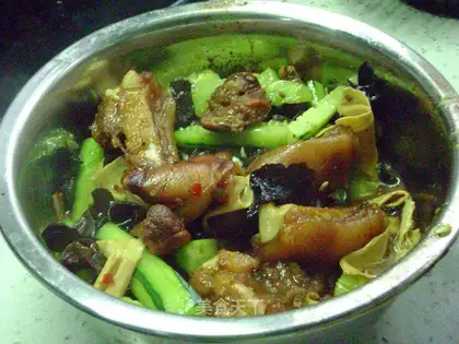 Dry pan pig hoof