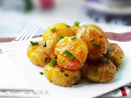 Hot black peppers, little potatoes