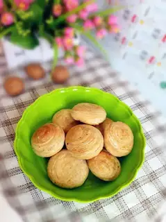 Peach peanuts