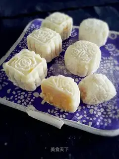 A milky cocoon ice-cream mooncake