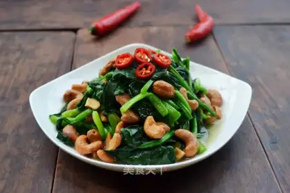 Spinach with cashew nuts
