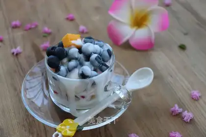 Yogurt fruit cup